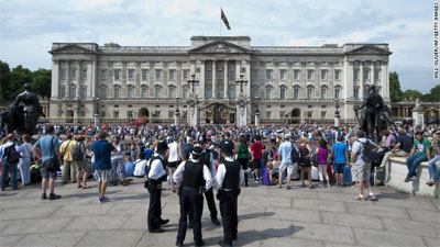 Members of the public and tourists gather outside Buckingham Palace in London, on July 23, 2013. Photo courtesy: CNN.