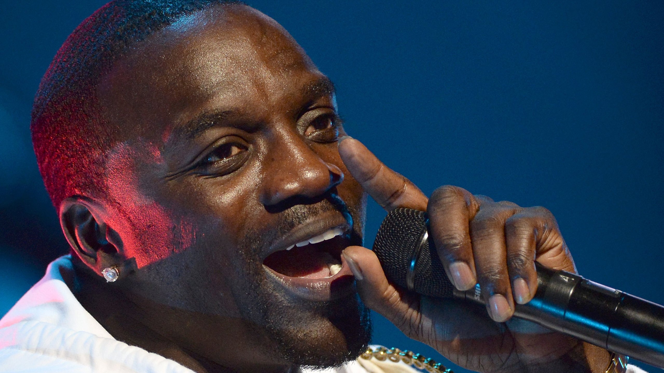 Picture of Akon singing
