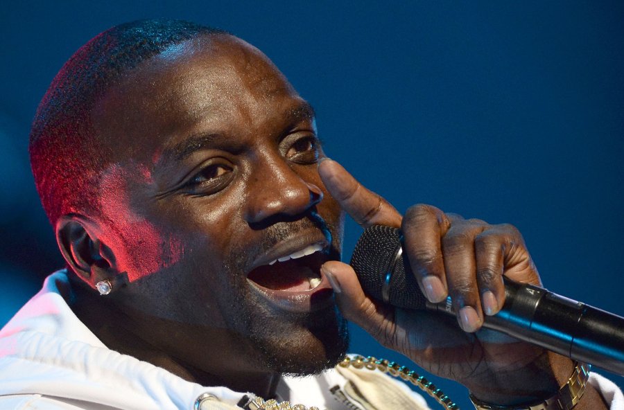 Picture of Akon singing